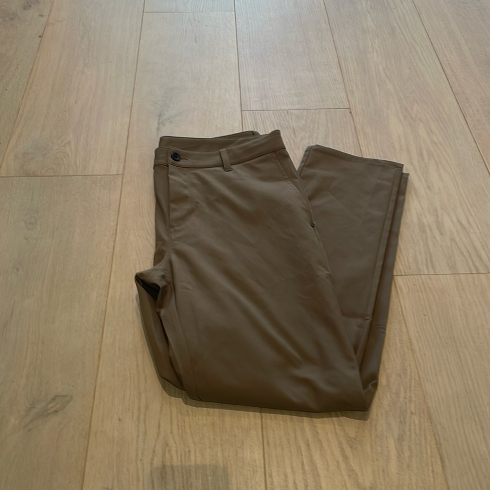 NWOT - Vuori Chino Pants Men